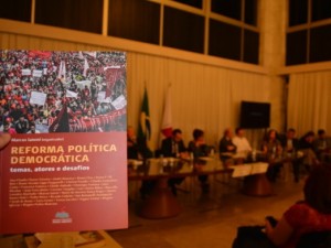 http://www.mariliacampos.com.br/fotos/lancamento-do-livro-reforma-politica-democratica