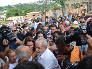 http://www.mariliacampos.com.br/fotos/29112016--visita-do-ex-presidente-lula-a-regiao-da-izidora