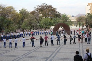 http://www.mariliacampos.com.br/fotos/11082016-abraco-pela-democracia-praca-da-assembleia